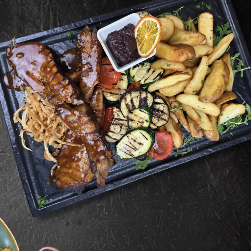 BBQ rebra s prilogom