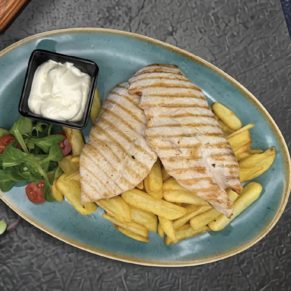 Pileći filet sa žara s prilogom